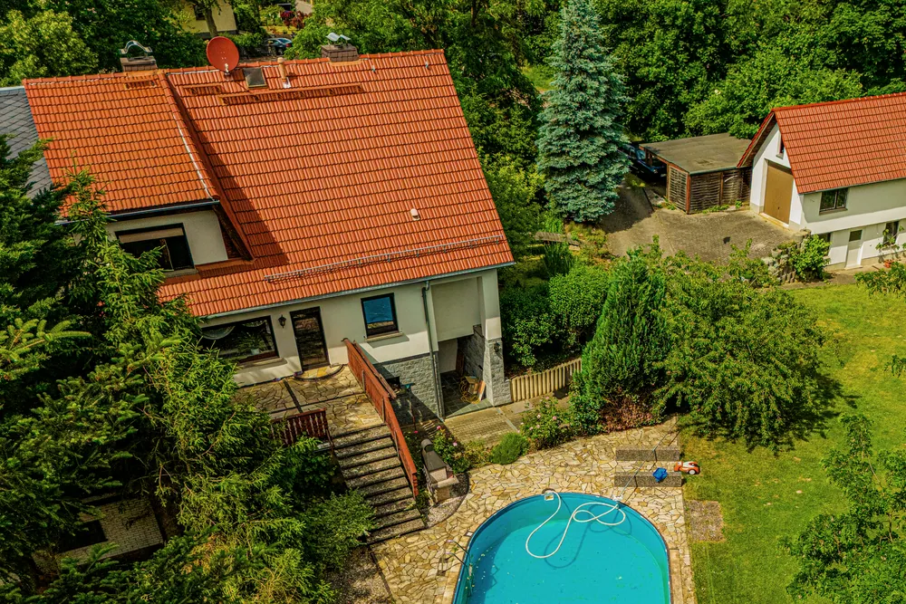 Haus und Pool aus der Vogelperspektive