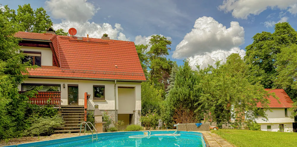 Gartenseite mit Pool