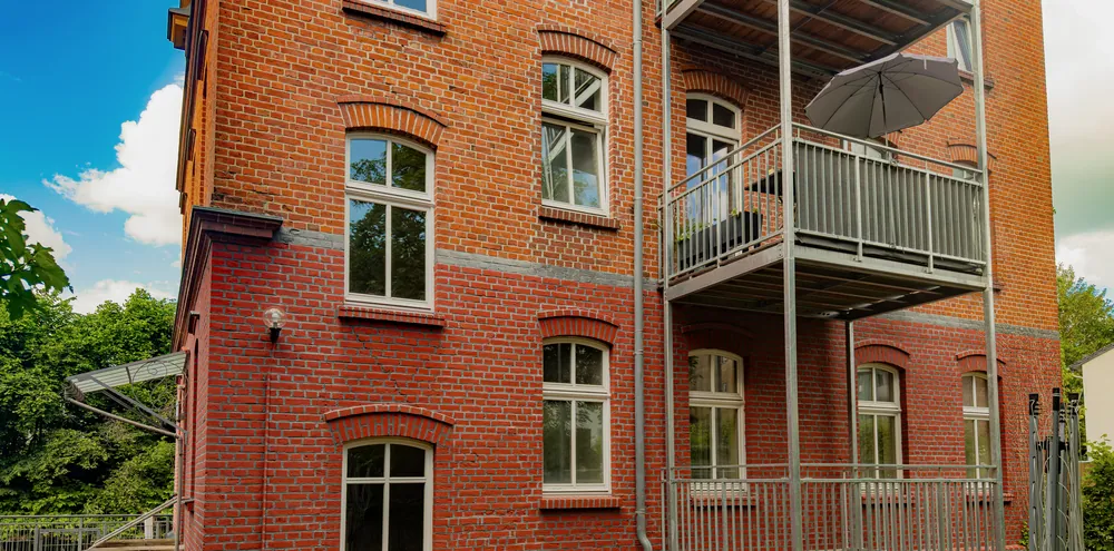 Backsteinhaus mit Balkonen
