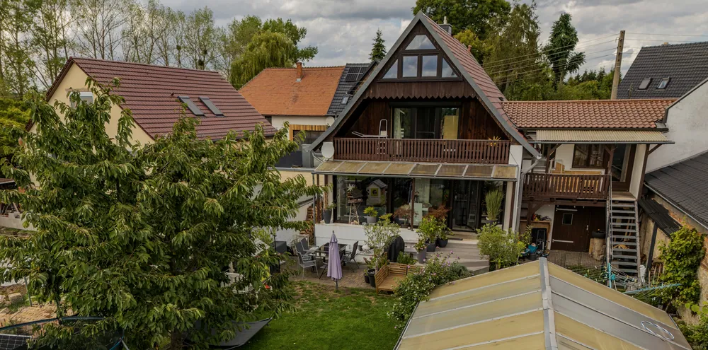 Gartenseite mit Balkon