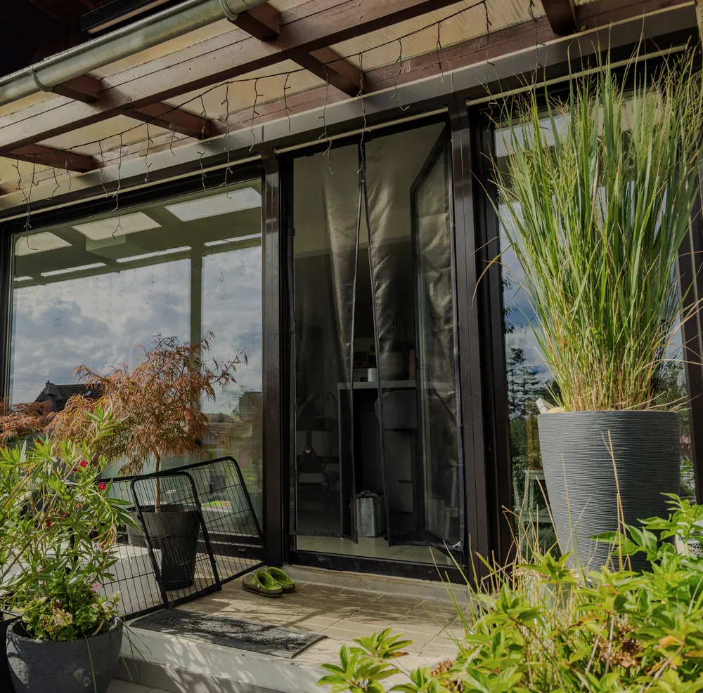 Terrasse mit Glasfront