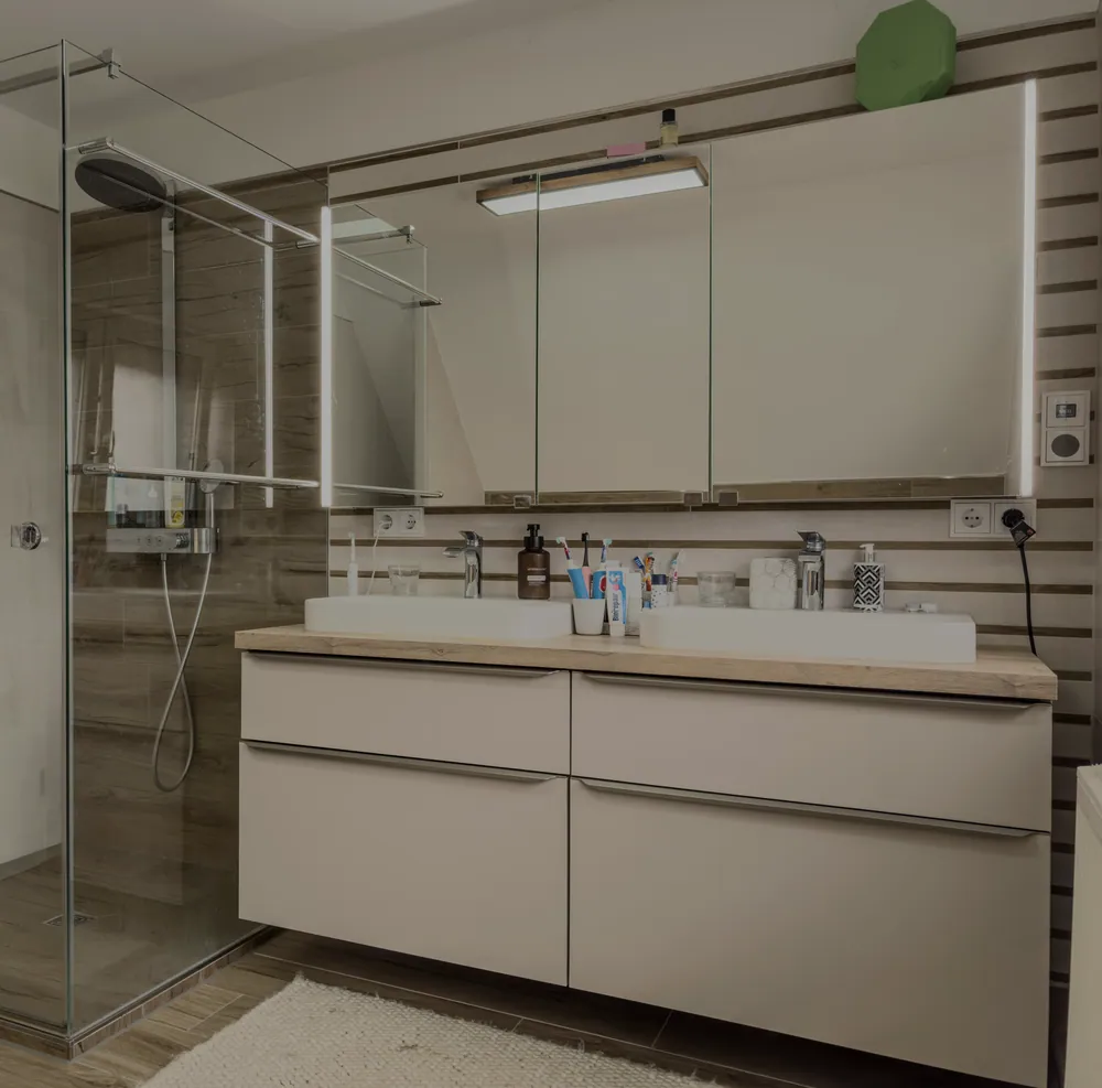 Badezimmer mit Doppelwaschbecken und Dusche