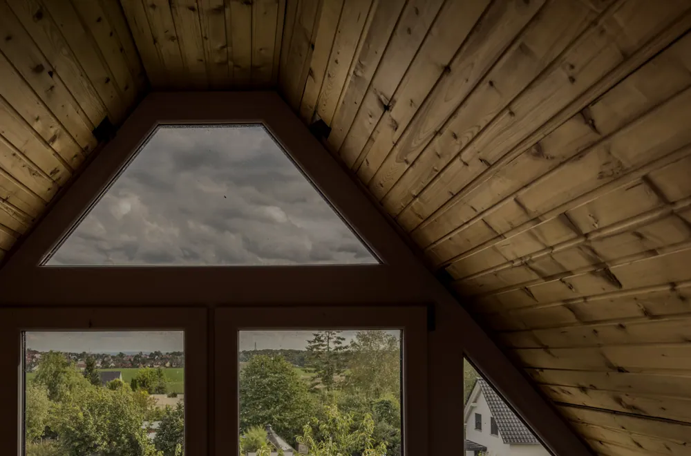 Dachboden mit Giebelfenster