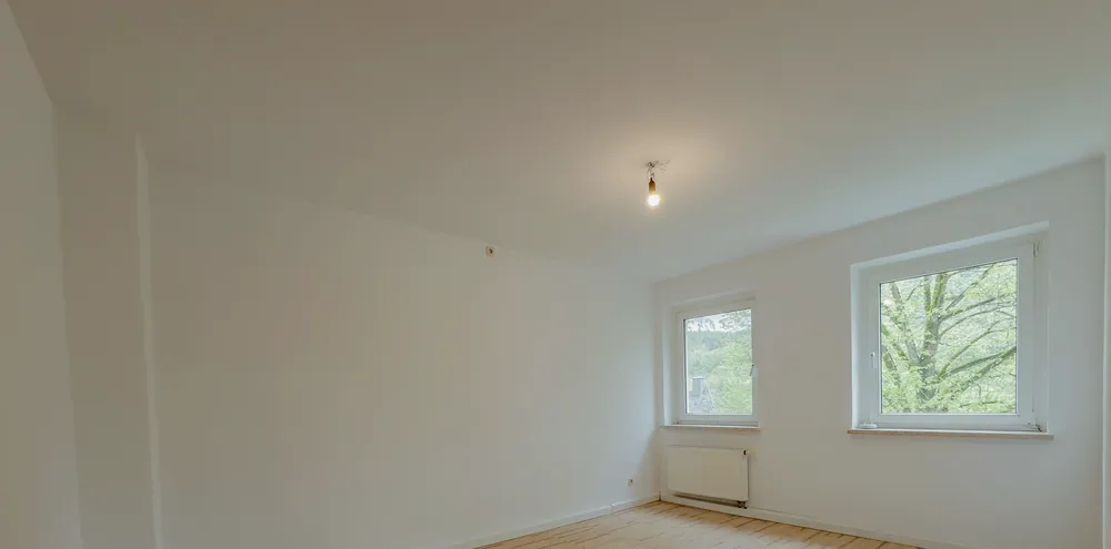 Helles Wohnzimmer mit Holzboden