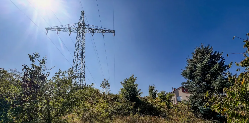 Das Grundstück mit Strommast