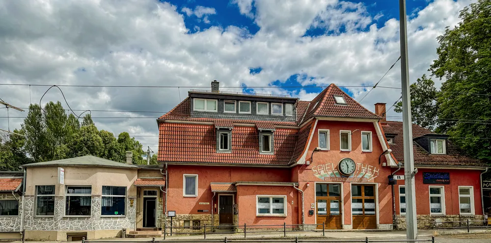Bahnhofsgebäude mit Neubau-Anbau