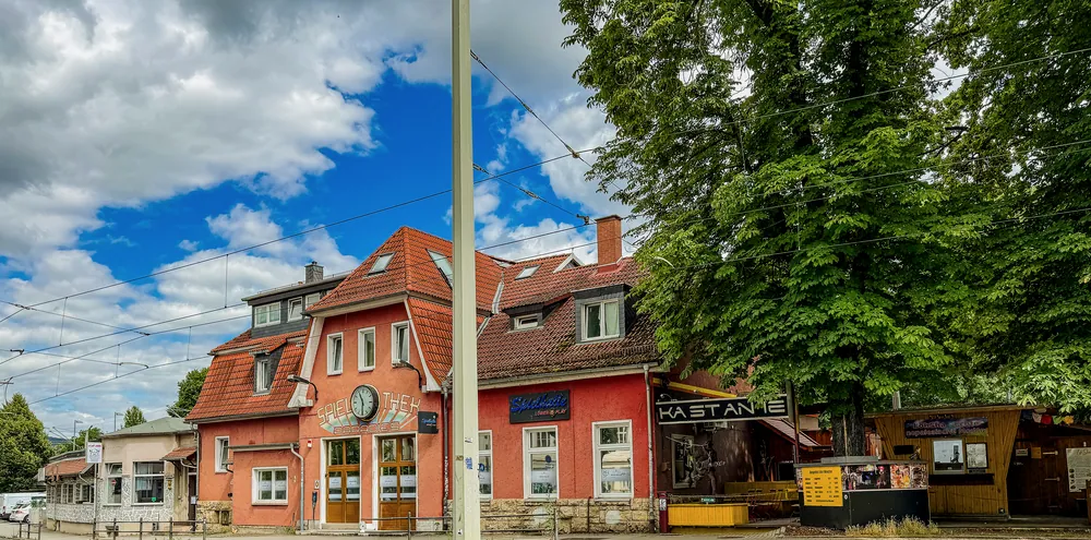 Seitenansicht mit Gastronomie
