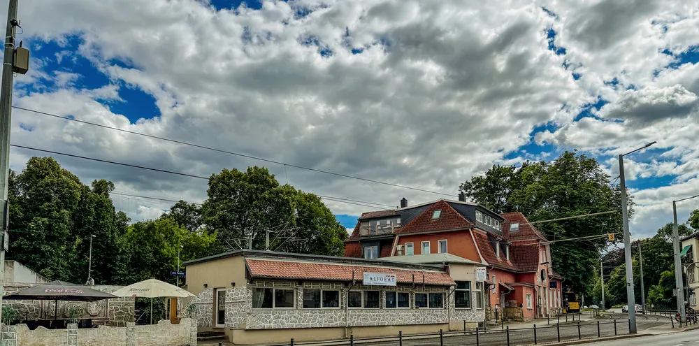 Gesamtansicht an der Straße