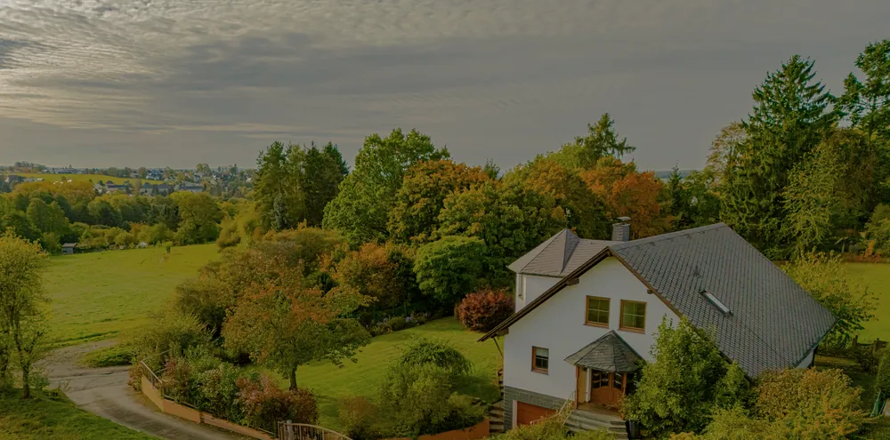 Das Haus in Schleiz zwischen Wiesen und Feldern