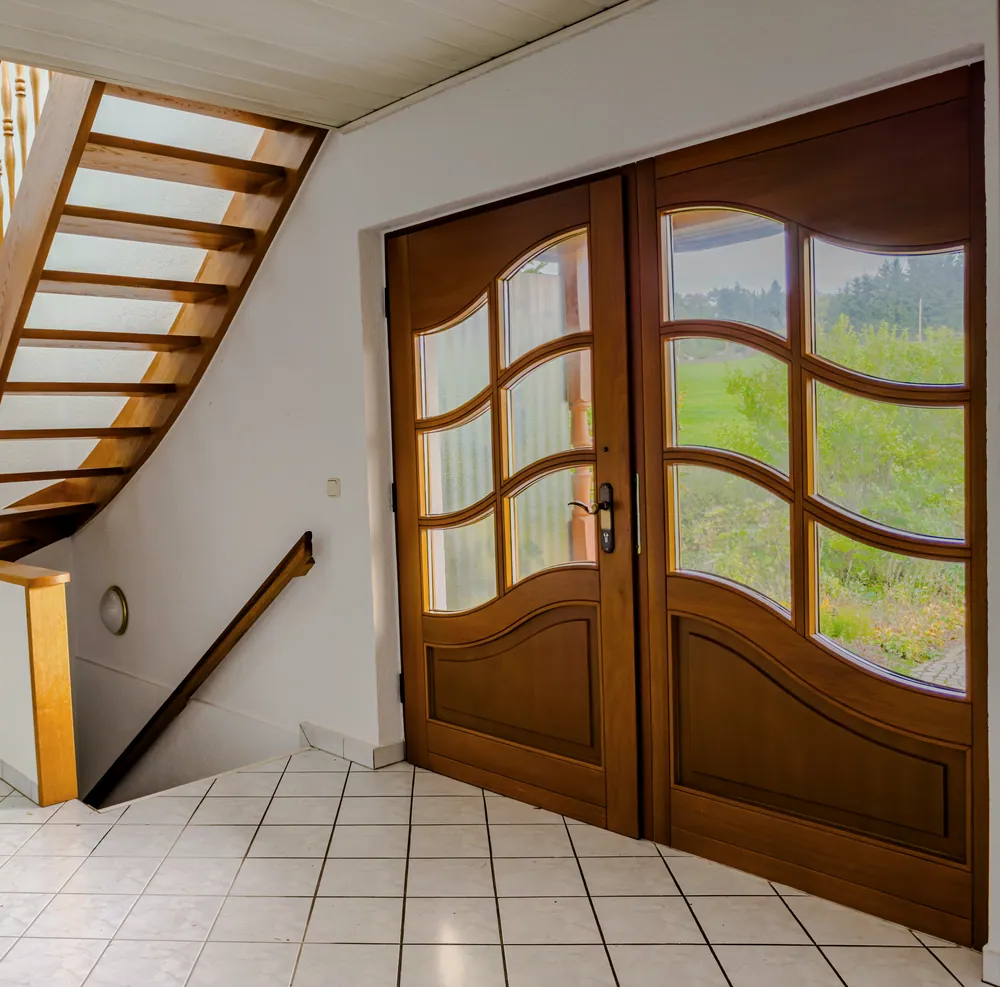 Holztreppe und Eingangstür