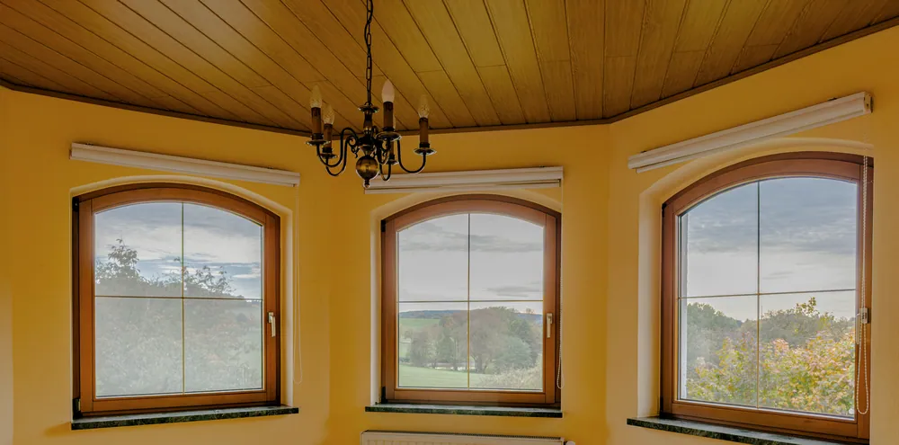 Turmzimmer mit Rundbogenfenstern