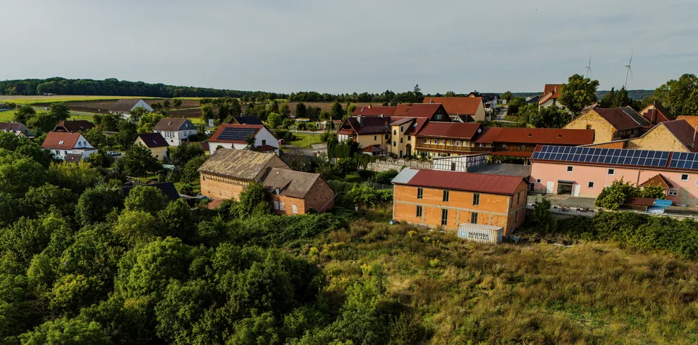 Dorf und Grundstück aus der Luft